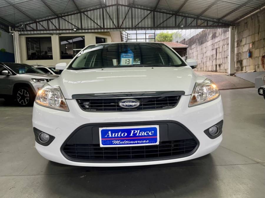 FORD - FOCUS - 2012/2013 - Branca - R$ 47.900,00