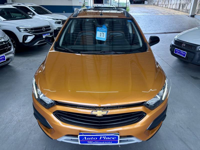 CHEVROLET - ONIX - 2016/2017 - Laranja - R$ 62.900,00
