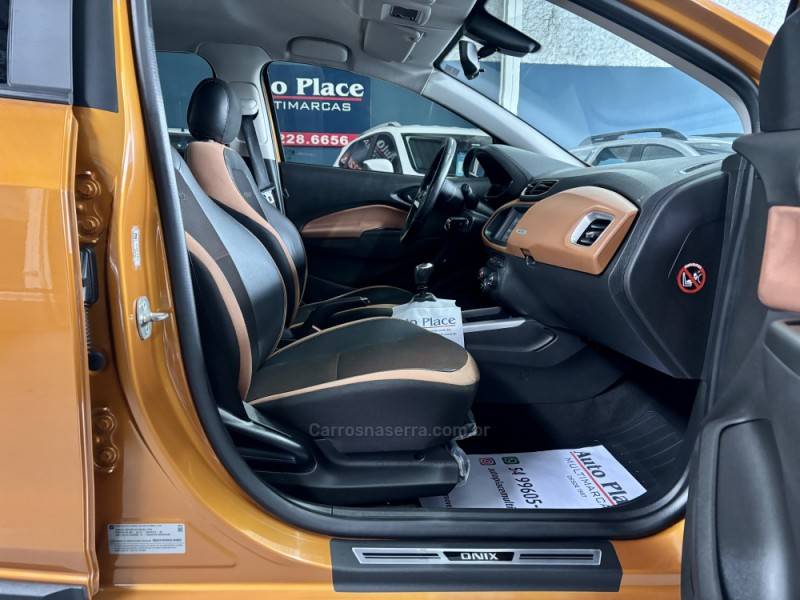 CHEVROLET - ONIX - 2016/2017 - Laranja - R$ 62.900,00