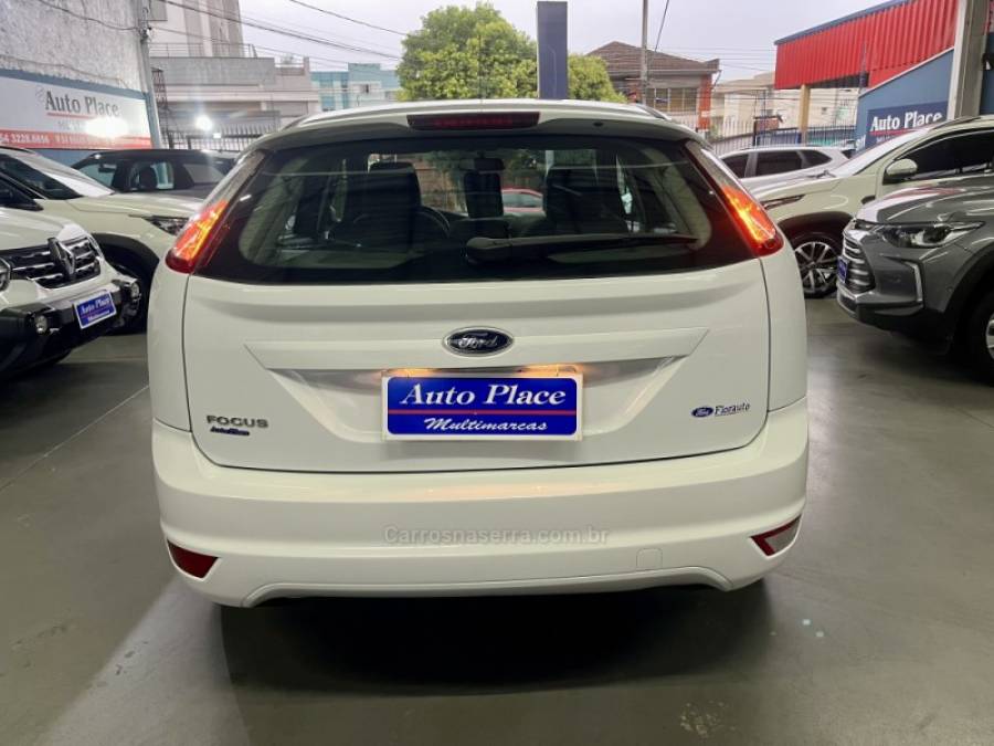 FORD - FOCUS - 2012/2013 - Branca - R$ 47.900,00