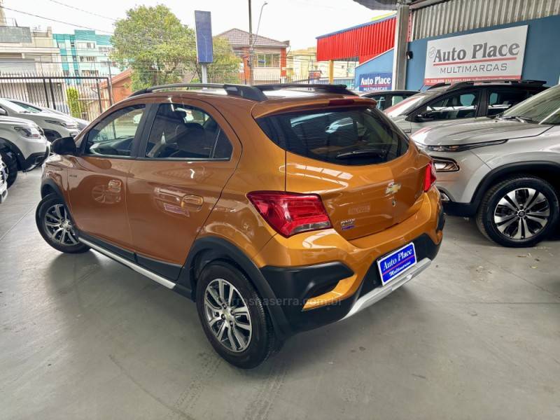 CHEVROLET - ONIX - 2016/2017 - Laranja - R$ 62.900,00