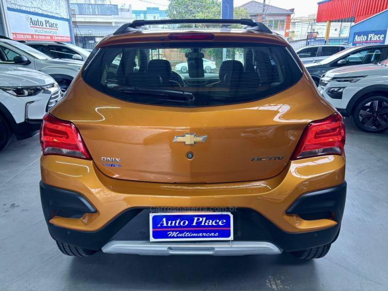 CHEVROLET - ONIX - 2016/2017 - Laranja - R$ 62.900,00