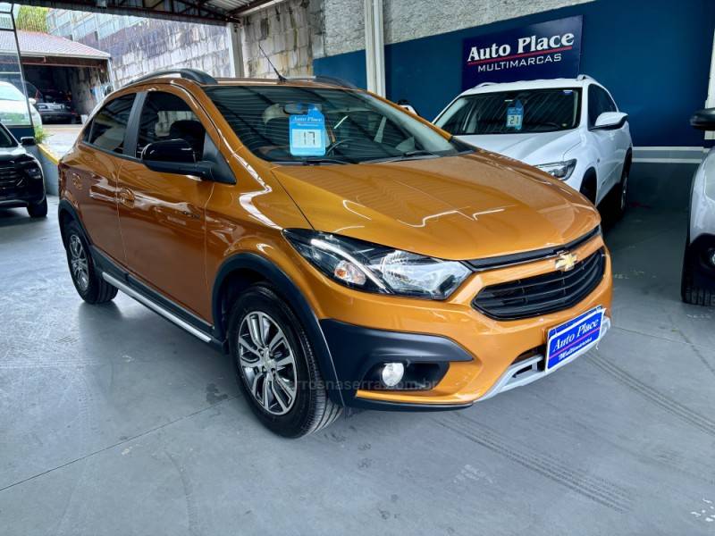 CHEVROLET - ONIX - 2016/2017 - Laranja - R$ 62.900,00
