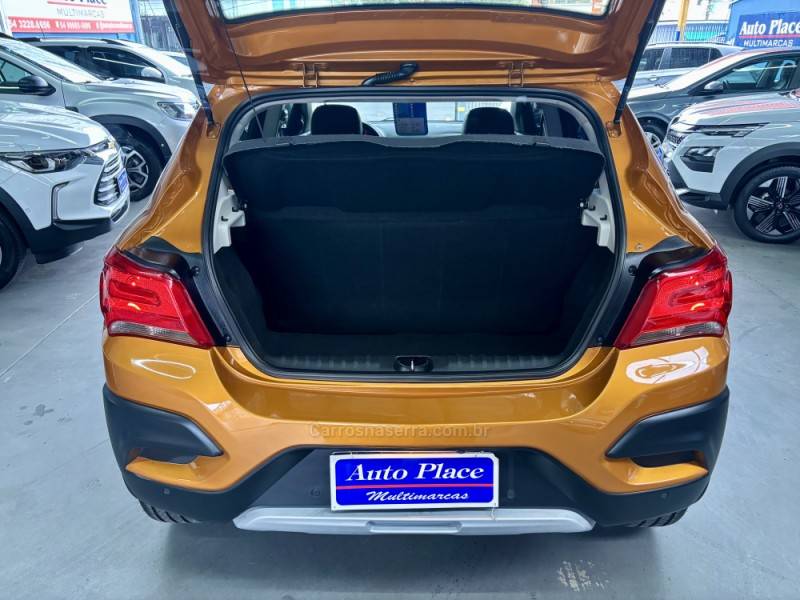 CHEVROLET - ONIX - 2016/2017 - Laranja - R$ 62.900,00