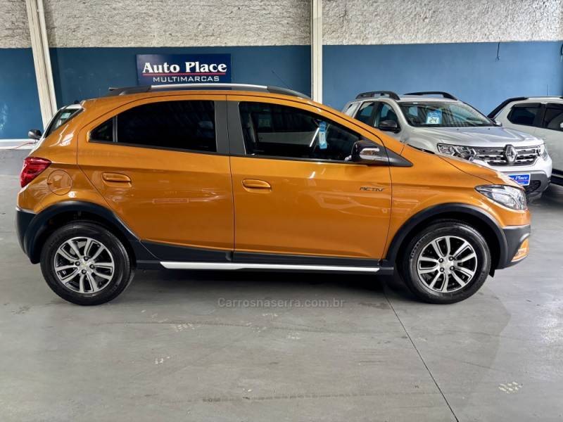 CHEVROLET - ONIX - 2016/2017 - Laranja - R$ 62.900,00
