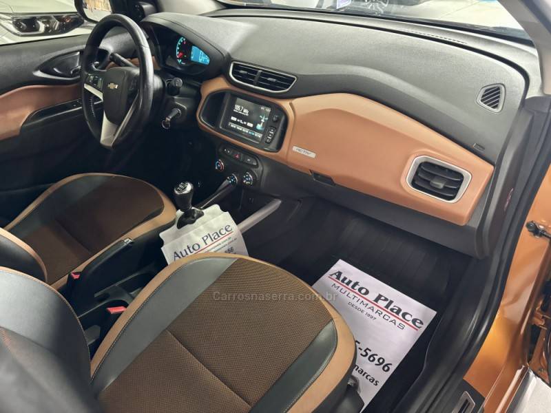 CHEVROLET - ONIX - 2016/2017 - Laranja - R$ 62.900,00