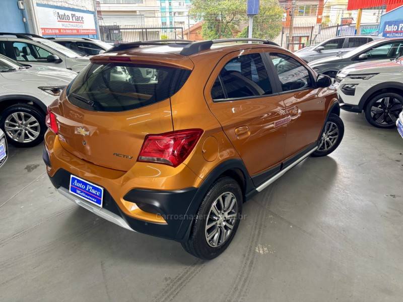 CHEVROLET - ONIX - 2016/2017 - Laranja - R$ 62.900,00