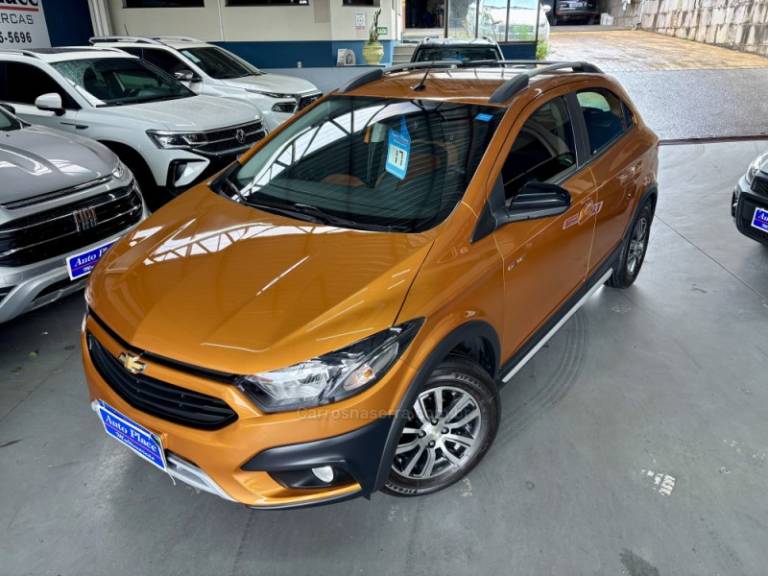 CHEVROLET - ONIX - 2016/2017 - Laranja - R$ 62.900,00