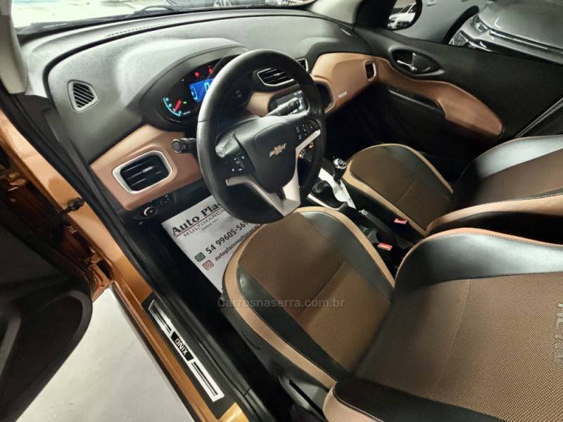 CHEVROLET - ONIX - 2016/2017 - Laranja - R$ 62.900,00