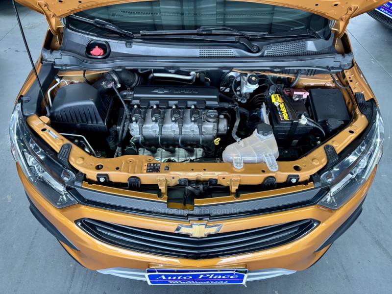 CHEVROLET - ONIX - 2016/2017 - Laranja - R$ 62.900,00